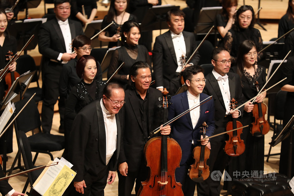 長年旅美的新生代台灣小提琴家黃俊文(前排左3)與大提琴家范雅志(前排左2)美東時間15日與台北市立交響樂團合作,共同在美國史翠摩爾音樂中心舉辦演奏會,用音樂將台灣推向國際舞台。中央社記者徐薇婷華盛頓攝 108年11月16日
