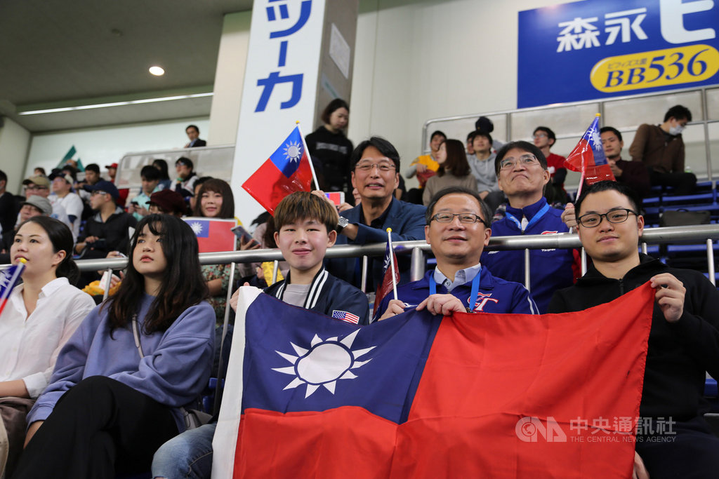 中華隊在12強棒球賽的最後一戰,16日中午在東京巨蛋球場以5:1贏澳洲隊。中華職棒會長吳志揚(右2)到場加油。中央社記者楊明珠東京攝 108年11月16日