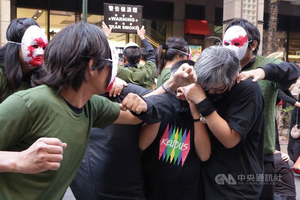 民間團體16日下午在台北街頭舉辦「香港縮時:一起喚醒對中共暴行仍無所知的人」行動劇,演出反送中街頭抗爭。中央社記者繆宗翰攝 108年11月16日