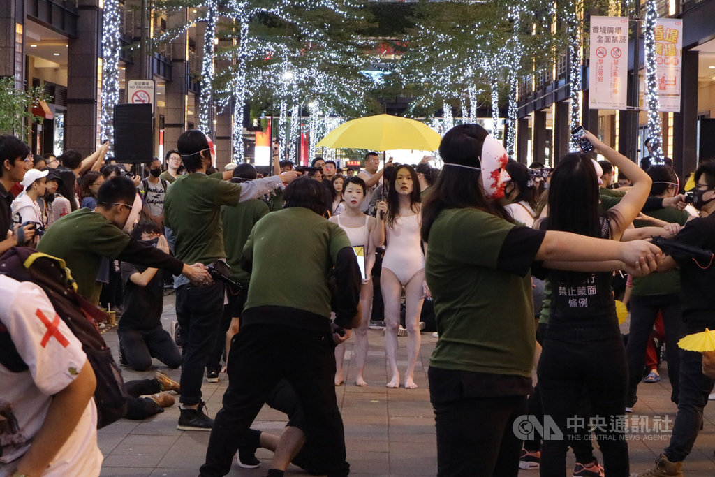 民間團體16日下午在台北街頭舉辦「香港縮時:一起喚醒對中共暴行仍無所知的人」行動劇,演出反送中街頭抗爭。中央社記者繆宗翰攝 108年11月16日