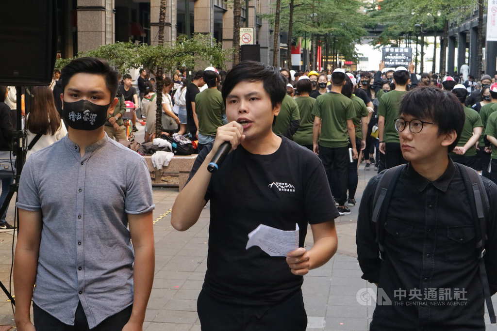 民間團體16日在台北街頭發起行動劇聲援香港。(右起)香港青年團體「邊城青年」理事Kuma、台灣公民陣線發言人江旻諺與香港工黨前副主席鄭司律,在演出前記者會說明活動主旨。中央社記者繆宗翰攝 108年11月16日
