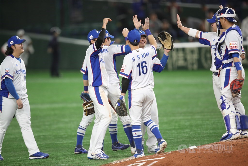 2019世界12強棒球錦標賽複賽15日晚間在東京巨蛋由墨西哥對上韓國(圖),韓國終場以7比3擊敗墨西哥,也確定粉碎中華隊透過12強賽拿下2020東京奧運棒球門票的希望。中央社記者張新偉東京攝 108年11月15日