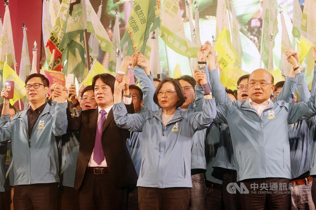 民進黨力拚2020勝選,總統蔡英文(前右2)與前行政院長賴清德(前左2)16日晚間在高雄市競選總部成立大會上同台,並和行政院長蘇貞昌(前右)、副院長陳其邁(前左)攜手造勢。中央社記者董俊志攝 108年11月16日