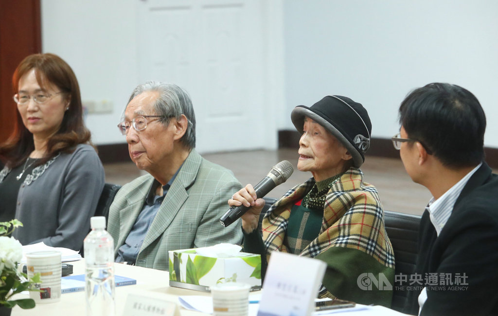 「轉型正義之路:島嶼的過去與未來」新書發表會16日在國史館舉行,由國家人權博物館館長陳俊宏(右)主持,邀請作者周婉窈(左起)與白色恐怖政治受難者蔡焜霖、黃秋爽與會分享。中央社記者王騰毅攝 108年11月16日