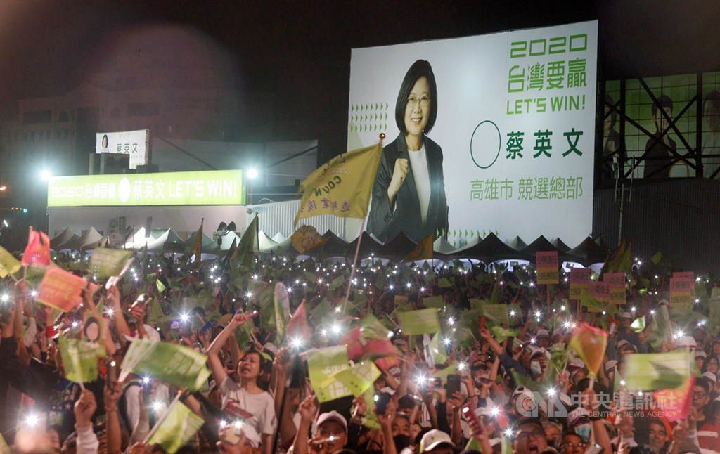 總統蔡英文的高雄市競選總部是六都中第一個成立的,16日下午成立大會更湧入大批民眾;大約下午5時30分,主辦單位喊出現場已超過10萬人。中央社記者董俊志攝 108年11月16日