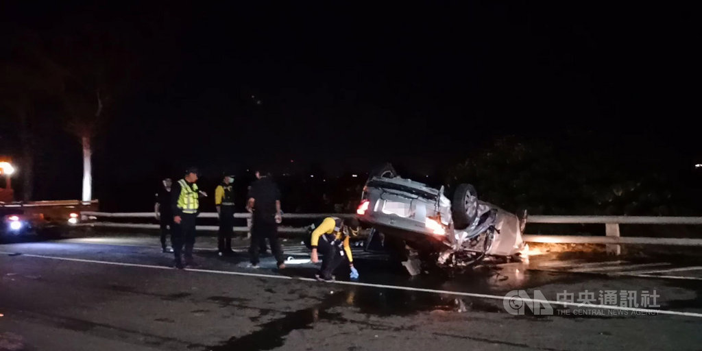 台東縣消防局16日表示,晚間9時許獲報在中華大橋南下車道一輛自小客車不明原因翻覆,車內1人自行爬出、1人受困車內,警消趕抵現場時,車內人員已死亡,車禍原因仍待調查。中央社記者盧太城台東攝 108年11月16日