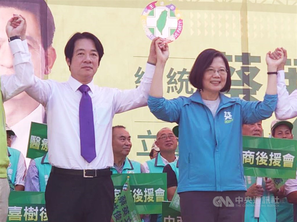 總統蔡英文(前右)與前行政院長賴清德(前左)16日晚間將在高雄市競選總部成立大會同台,17日上午將宣布由賴清德擔任副手。圖為蔡英文、賴清德2日在初選後首度同台。(中央社檔案照片)