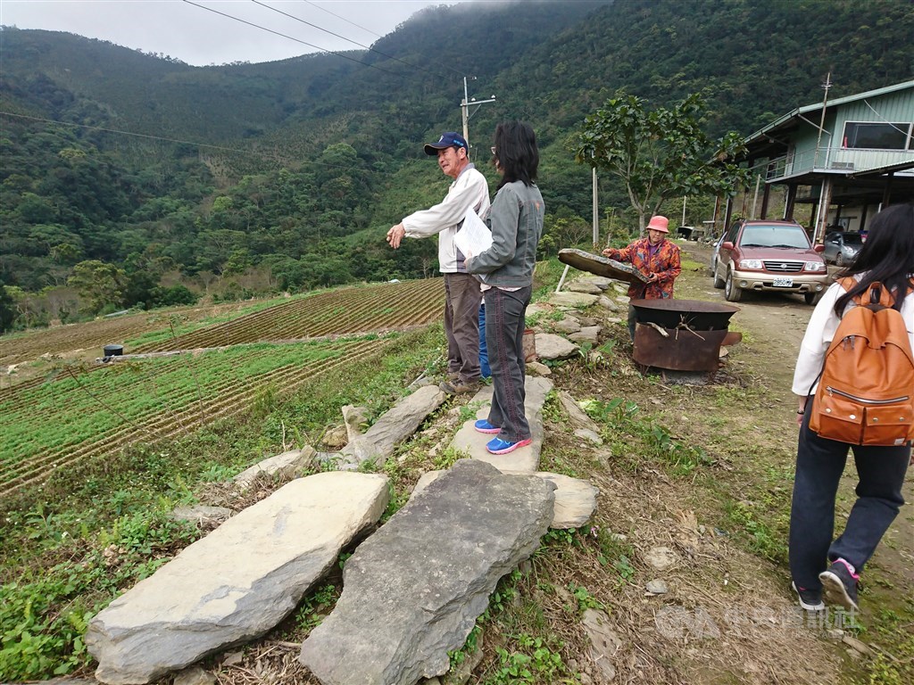 史前館副研究員李坤修等人研究距今2500年的上里遺址,研判就是台灣史前文化進入金屬文化的跳板。圖為民國106年3月間,史前館和台東縣政府人員前往上里遺址調查。(檔案照片)中央社記者盧太城台東攝 108年11月16日