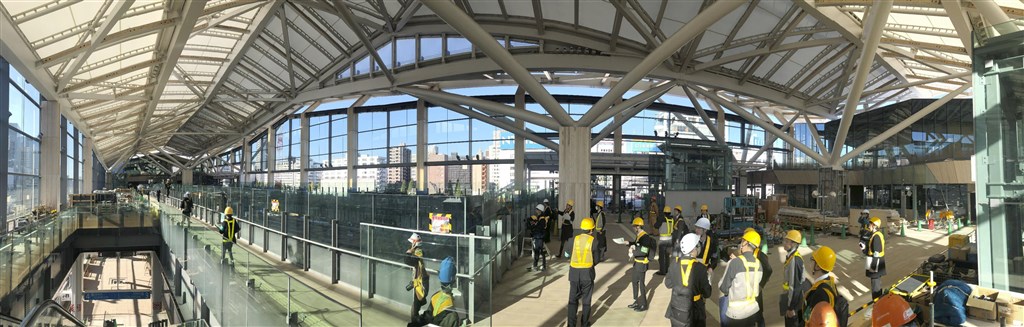 JR東日本公司16日邀媒體參觀山手線新站「高輪Gateway」,站體牆面全數採用玻璃帷幕及類似日式拉門構造的天花板,整個空間可以感受到自然光與風。(共同社提供)