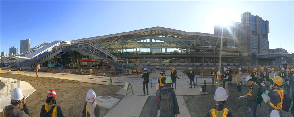 JR東日本公司16日邀媒體參觀山手線新站「高輪Gateway」,高輪Gateway車站由日本知名建築師隈研吾操刀設計,外觀特徵是從折紙發想的白色大屋頂。(共同社提供)