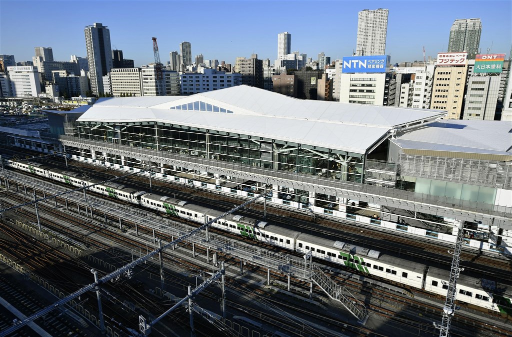 JR東日本山手線新站「高輪Gateway」是由日本知名建築師隈研吾操刀設計,外觀特徵是從折紙發想的白色大屋頂。(共同社提供)