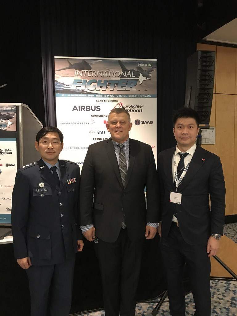 2019年國際戰鬥機會議14日邀請駐英國代表處組長袁力強上校(左)發表演講,他與台灣創未來科技公司董事長王毓駒(右)和大會主席戈倫茨上將合影。(英國防衛數位平台Defence IQ提供)中央社記者戴雅真倫敦傳真 108年11月16日