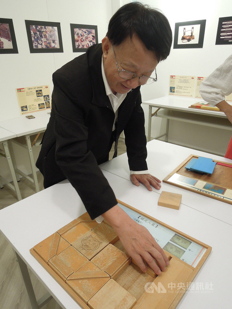 2019免插電童玩嘉年華16日在新北市熱鬧登場,國際遊戲協會台灣分會理事長張世宗(圖)受訪表示,社會進入有電的時代之後,多是個體獨自遊玩,少了親情聯繫互動,協會仍盼能保持「自己做自己玩」的傳統,讓小孩玩玩具時可以多一點操作、創意及互動。中央社記者吳欣紜攝 108年11月16日