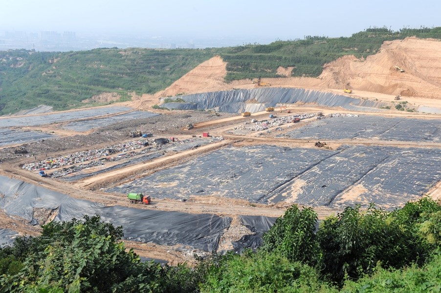 中國陜西江村溝垃圾填埋場(圖)原本設計要撐到2044年,但每天一萬噸垃圾湧入,提前25年塞爆。(檔案照片/中新社提供)
