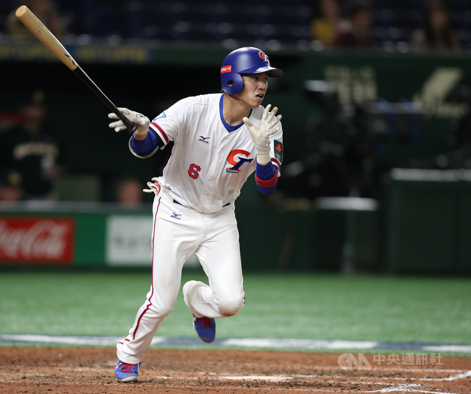 2019世界12強賽中華隊16日最終戰以5比1勝澳洲,敲出關鍵超前安打的王威晨表示,這是他成棒首次穿上中華隊球衣參賽,很珍惜也盡了全力,唯一遺憾是還沒晉級到東京奧運。中央社記者張新偉東京攝 108年11月16日