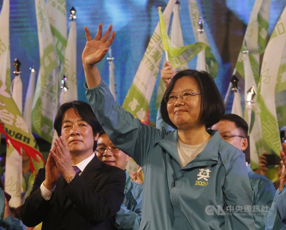 總統蔡英文(前右)的高雄競選總部16日正式成立,蔡總統致詞表示,高雄是六都中第一個成立競選總部,因為高雄太重要,這場選舉高雄最具指標性,贏了高雄全台灣就會贏。左為將出任蔡總統副手的前行政院長賴清德。中央社記者董俊志攝 108年11月16日