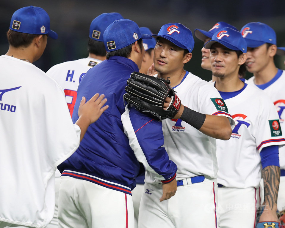 2019世界12強棒球錦標賽中華隊16日完成本屆最後一戰,複賽最後一役以5比1擊退澳洲,以第5名作收。野手林哲瑄(中右)8局轟出3分砲是致勝關鍵之一,他說,12強能跟年輕球員一起穿中華隊球衣,非常開心。中央社記者張新偉東京攝 108年11月16日