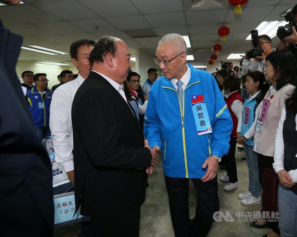 國民黨第20屆中央委員第三次全體會議16日在中央黨部召開,國民黨主席吳敦義(中右)與退將吳斯懷(中左)握手致意。中央社記者謝佳璋攝 108年11月16日