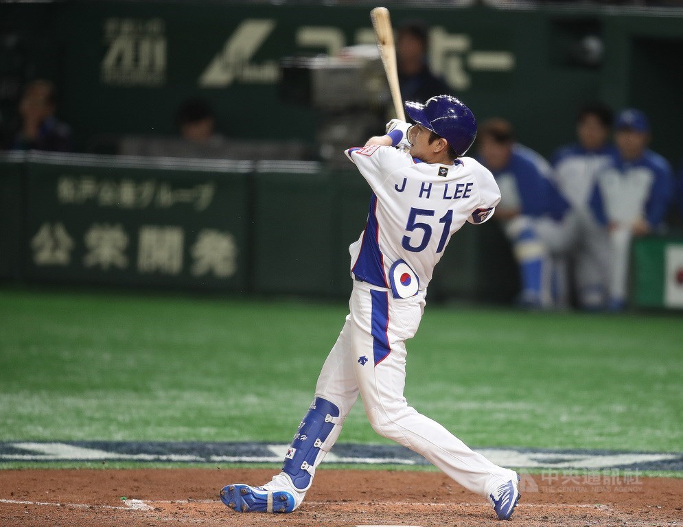 2019世界12強棒球賽複賽,15日晚間在東京巨蛋進行墨西哥與韓國之戰,5局下,韓國打者李政厚擊出二壘滾地球,造成跑者被封殺,自己攻上一壘,但韓國也攻下第3分。中央社記者張新偉東京攝 108年11月15日