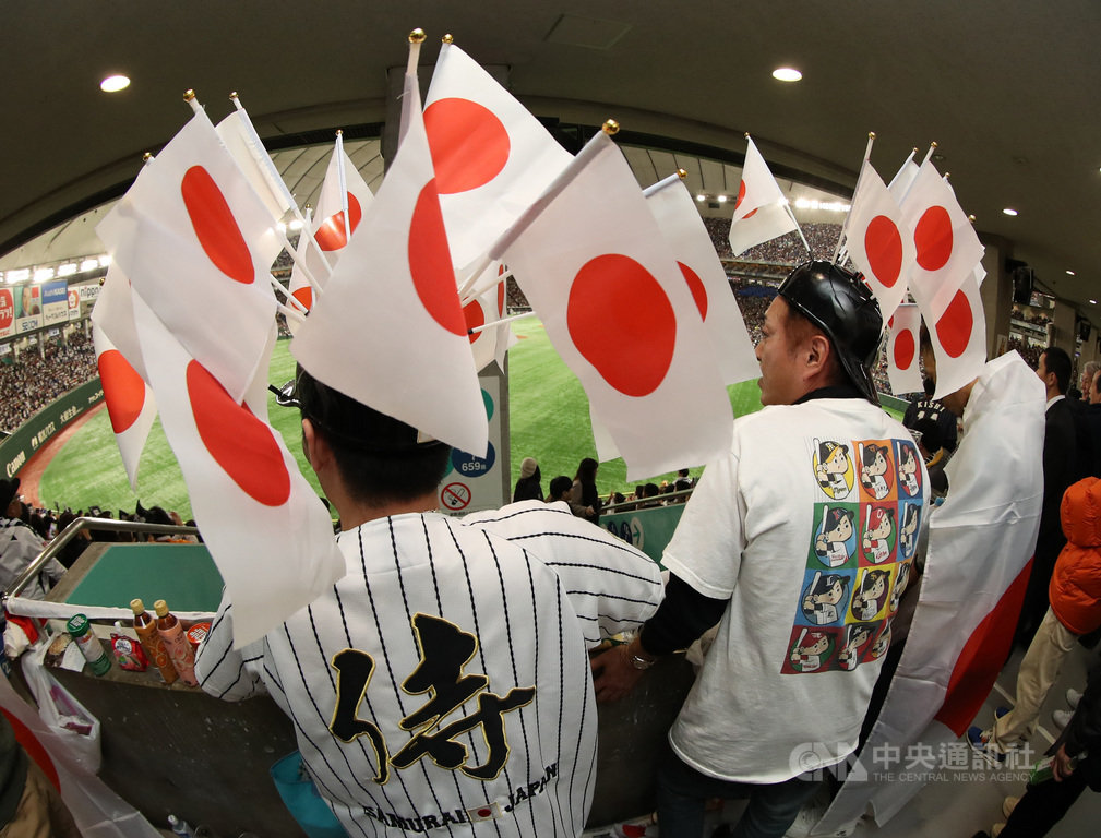 2019世界12強棒球錦標賽冠軍戰17日晚間在東京巨蛋開打,日本與韓國再度交手,現場有日本球迷頭上戴著插滿日本國旗的帽子,全力為日本隊加油。中央社記者張新偉東京攝 108年11月17日
