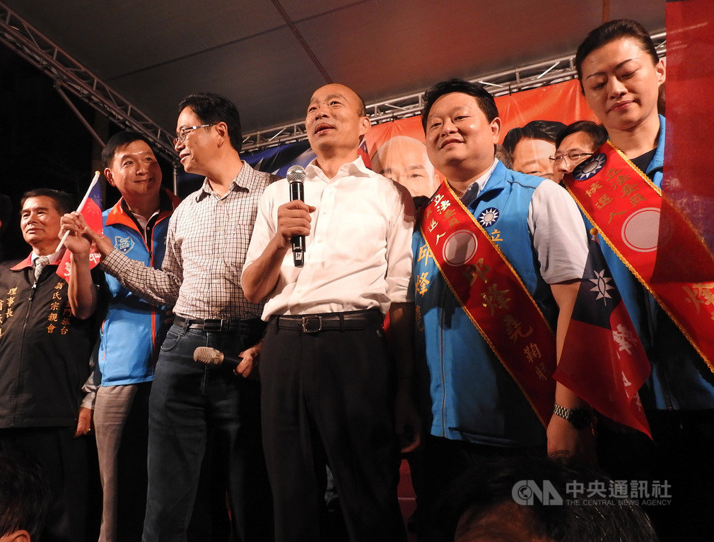 國民黨總統參選人韓國瑜(前右3)17日晚間到新北中和出席造勢活動,現場大合唱時選唱「快樂的出航」,帶起現場氣氛。中央社記者王鴻國攝 108年11月17日