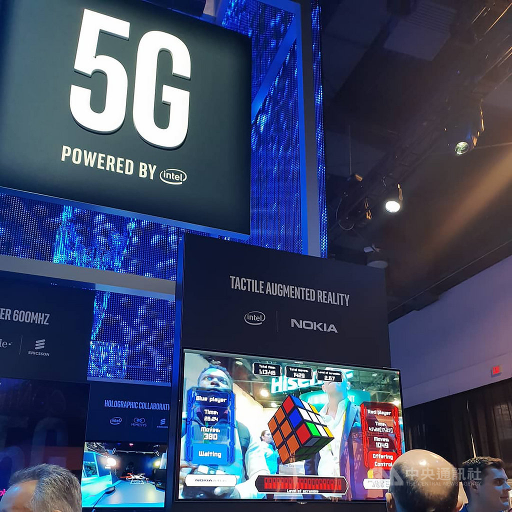 中國5G資費門檻低,但取消了吃到飽,韓國透過5G手機補貼成功吸引用戶,台灣5G要在4G低價競爭與吃到飽常態中,找到吸引用戶又不傷害產業價值的平衡,恐讓業者很傷腦筋。中央社記者江明晏攝 108年11月17日