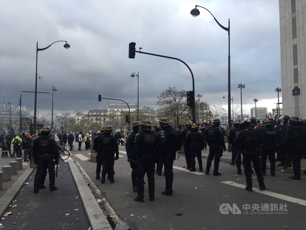 法國黃背心運動一週年爆衝突,義大利廣場(Place d’Italie)情勢緊張,共有105人遭警方盤查、1500多人遭預防性拘留。圖為巴黎市政府出動大批警力包圍現場,禁止人員出入。中央社記者曾婷瑄巴黎攝 108年11月17日