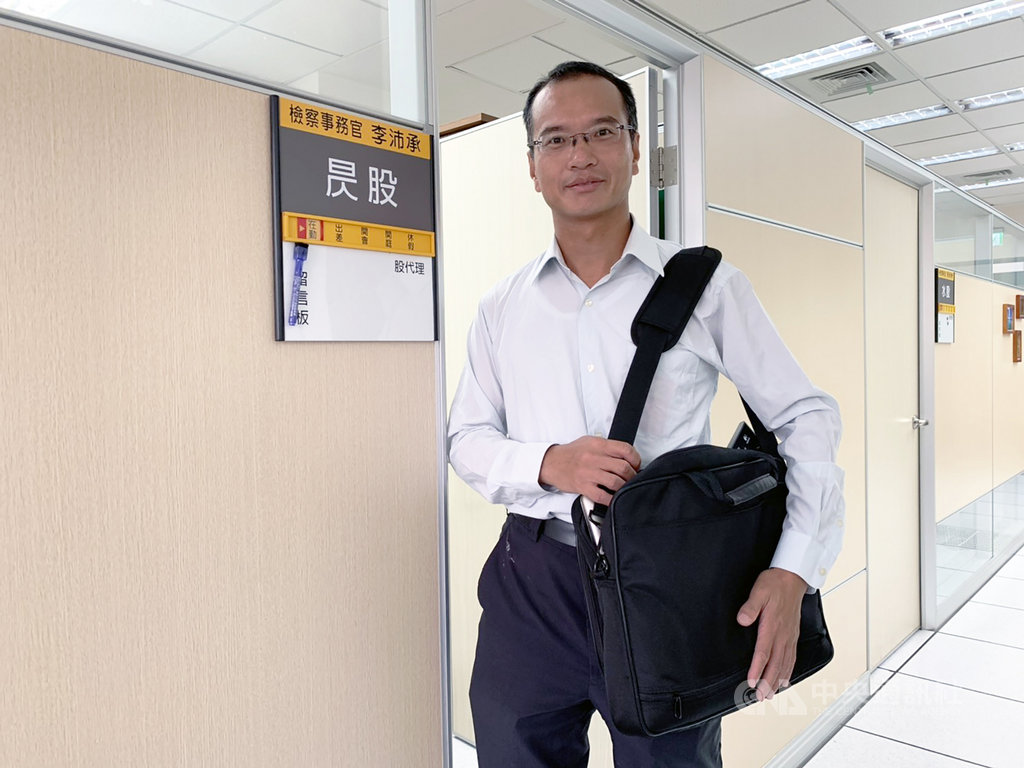 檢察事務官就像檢察官得力的左膀右臂,檢事官李沛承擁有土木與結構技師專業證照,曾深入建築坍塌現場找尋證據。中央社記者郭宣彣攝 108年11月17日