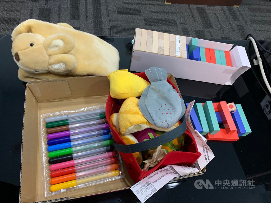 地檢署內設有暖色調裝潢的溫馨談話室,茶几上還擺著五顏六色的彩色筆和積木,這不是單純讓孩子玩耍的玩具,而是能幫檢察官了解被害者認知能力,緩和被害者情緒的道具。中央社記者葉臻攝 108年11月17日