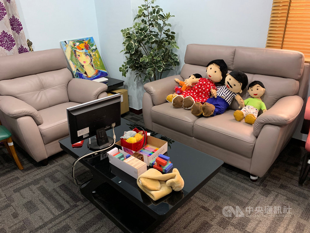 地方檢察署總給人冷冰冰的感覺,但大多數人不知道,地檢署內設有暖色調裝潢的溫馨談話室,粉色調的房間呈現溫暖氛圍,兩張軟皮沙發搭配深綠色植栽,營造出放鬆氣氛,讓被害人能在較無壓力環境陳述傷心歷程。中央社記者葉臻攝 108年11月17日