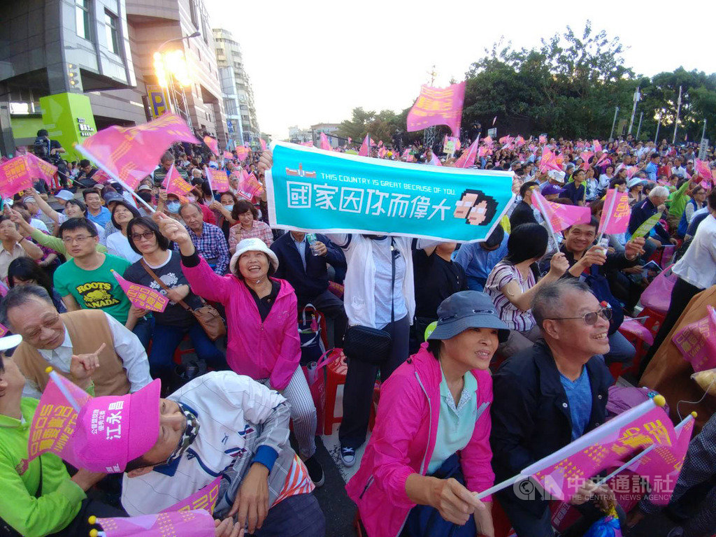 總統蔡英文全國暨台北市競選總部17日下午成立,吸引大批民眾到場相挺,熱情揮舞旗幟,氣氛熱烈。中央社記者施宗暉攝 108年11月17日