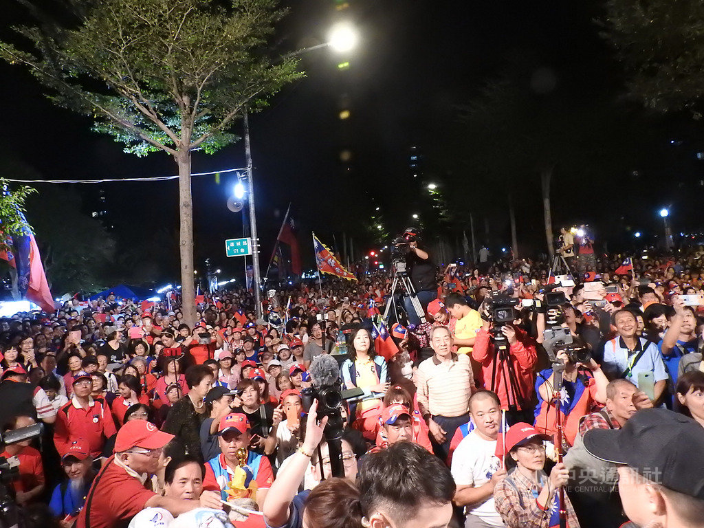 國民黨總統參選人韓國瑜17日晚間到新北市中和區出席造勢活動,吸引大批支持者到場力挺,現場人潮洶湧,場面熱烈。中央社記者王鴻國攝 108年11月17日