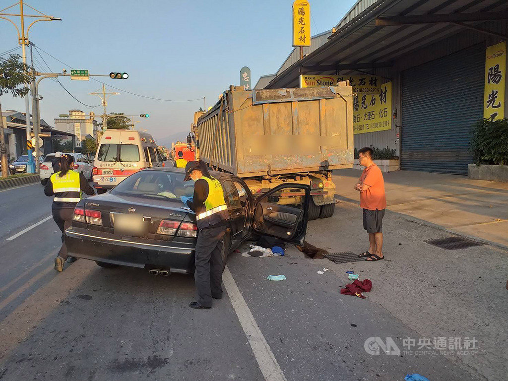 新北市八里區中華路17日下午發生自小客車與砂石車車禍,小客車內3大2小受傷送醫,車禍詳細發生原因及肇事責任仍待進一步調查釐清。(翻攝畫面)中央社記者王鴻國傳真 108年11月17日