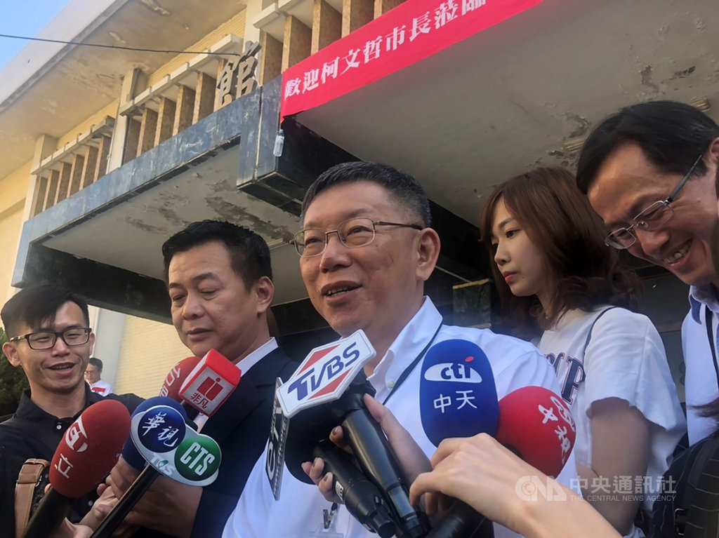 總統蔡英文17日宣布前行政院長賴清德為副手,對此台北市長柯文哲(中)表示,國民黨如果是前新北市長朱立倫,估計目前還是5分對5分,他形容選戰現在進入打籃球的垃圾時間,比數差太多了。中央社記者趙麗妍攝 108年11月17日