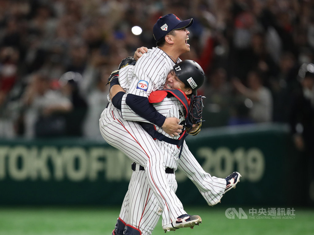 2019世界12強棒球錦標賽17日晚間在東京巨蛋舉行最後決賽,終場地主日本隊以5比3擊退韓國,奪本屆賽事冠軍,日本隊終結者山崎康晃(左)開心得跳到捕手會澤翼(右)身上。中央社記者張新偉東京攝 108年11月17日