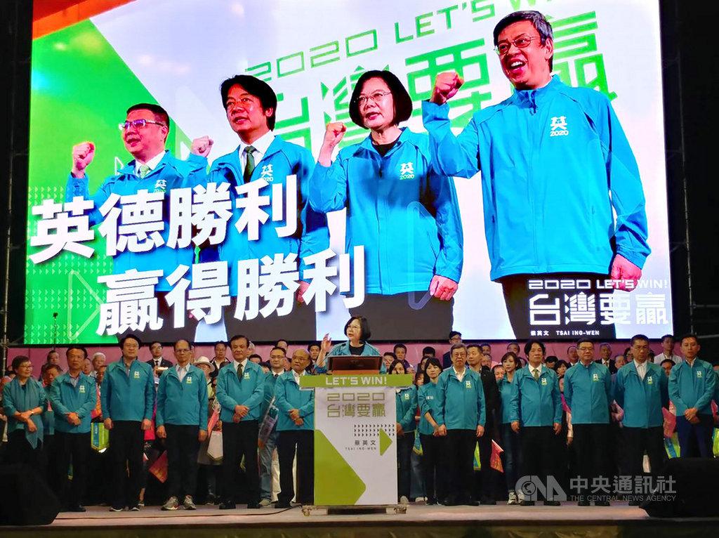 「2020台灣要贏蔡英文總統連任全國暨台北市競選總部成立大會」17日下午起舉行,總統蔡英文(前中)登台致詞,現場支持者熱情沸騰。中央社記者施宗暉攝 108年11月17日