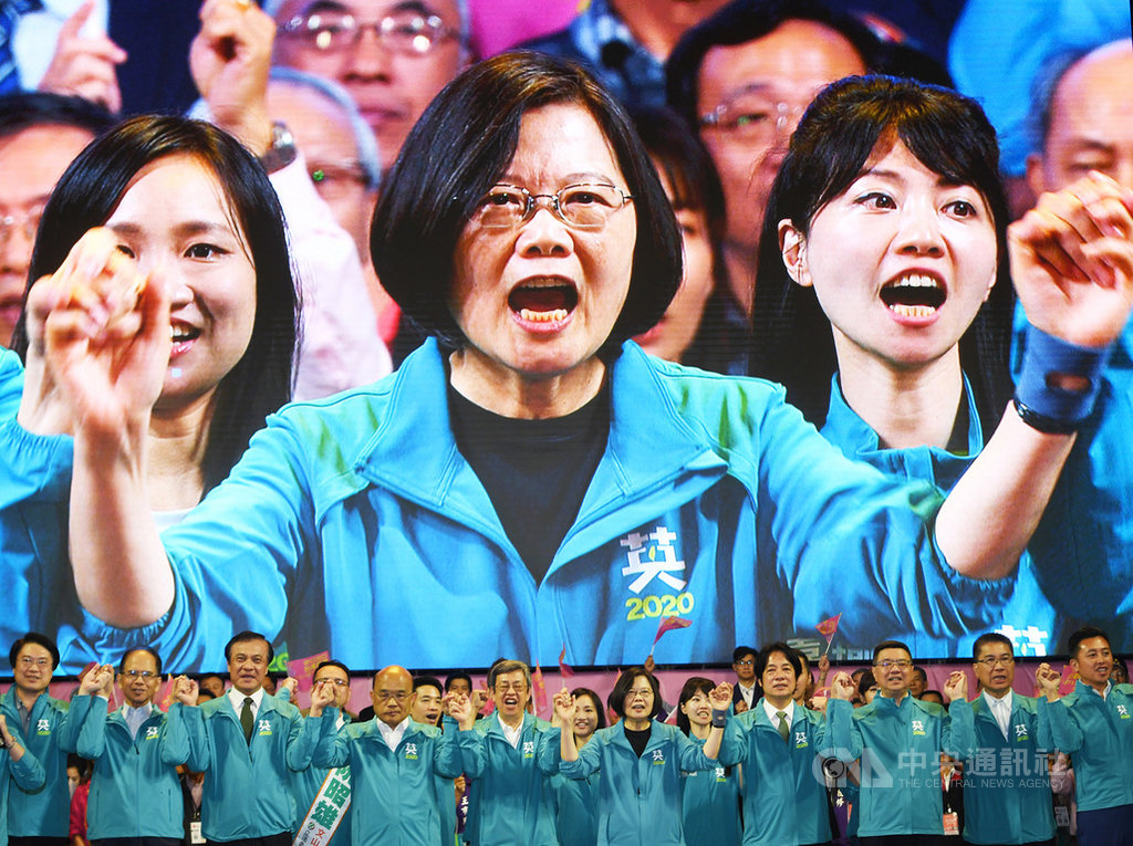 總統蔡英文(前右5)力拚連任,17日在台北出席全國暨台北市競選總部成立大會,和副總統參選人賴清德(前右4)及新竹市長林智堅(前右起)、內政部長徐國勇、民進黨主席卓榮泰、基隆市長林右昌(前左起)、前行政院長游錫堃、立法院長蘇嘉全、行政院長蘇貞昌、副總統陳建仁等攜手呼口號,營造團結氣勢。中央社記者施宗暉攝 108年11月17日