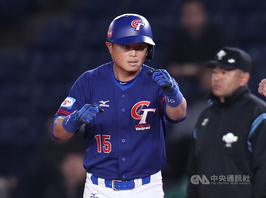 世界12強複賽中華隊12日在日本千葉ZOZO球場對戰韓國隊,2局上胡金龍(圖)敲出安打,將二壘上高宇杰送回本壘得分。中央社記者張新偉千葉攝 108年11月12日
