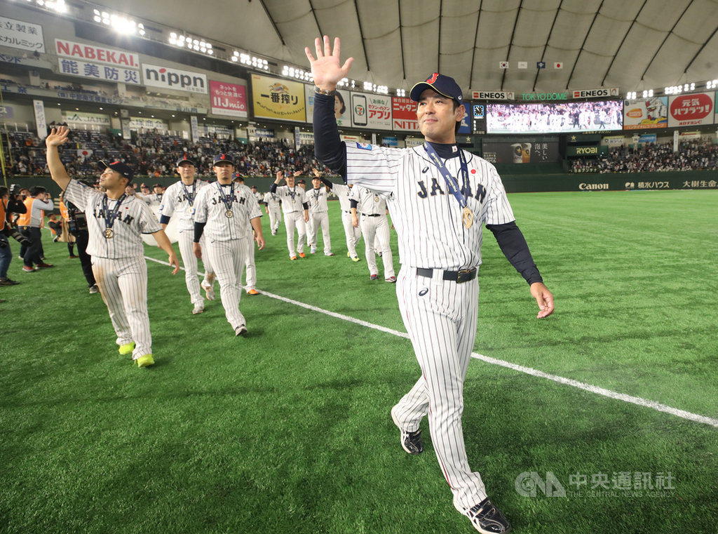 2019第2屆世界12強棒球錦標賽最終決戰上演日韓大戰,17日晚間在東京巨蛋開打,終場由日本逆轉奪冠。日本隊總教練稻葉篤紀(右)率選手繞場,沿途揮手向球迷致意,感謝他們熱情支持。中央社記者張新偉東京攝 108年11月17日