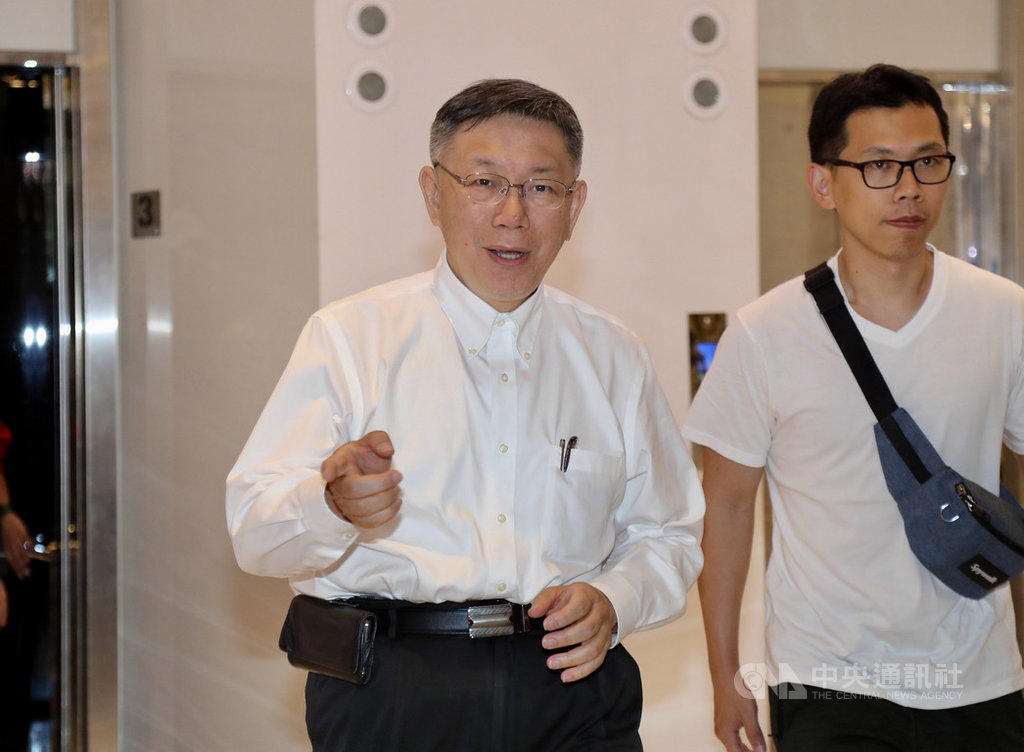 台灣民眾黨不分區立委名單原定15日公布,如今延期,黨主席柯文哲(中)17日晚間受訪被問及是否在等新光人壽副總經理吳欣盈時表示,「不急啊,溝通也需要時間」,並表示牽一髮而動全身,名單可能因此再調整。中央社記者張皓安攝 108年11月17日