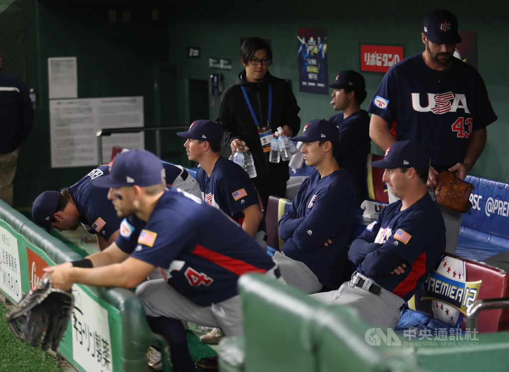 2019第2屆世界12強棒球錦標賽季軍戰由美國與墨西哥交手,17日中午在東京巨蛋開打,雙方激戰到10局下,墨西哥隊以再見安打氣走美國隊,美國選手們在休息區情緒低落。中央社記者張新偉東京攝 108年11月17日