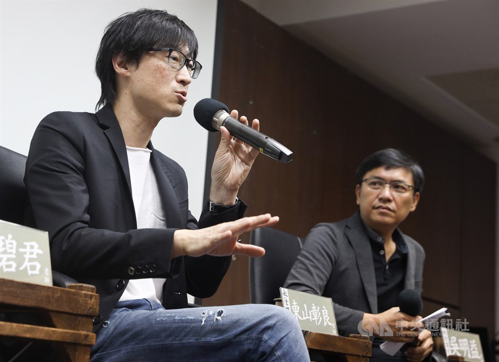 台裔日本作家東山彰良(左)與台灣作家吳明益(右)等人16日在台北出席「靜與流–文學生產與文學交流」座談活動,分享跨國文學交流經驗。中央社記者謝佳璋攝 108年11月16日