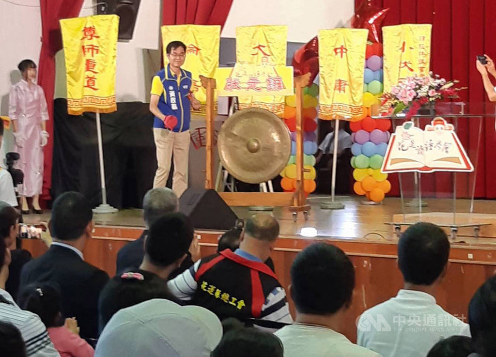 國民黨籍花蓮縣立委參選人黃啟嘉(後左2)17日出席花蓮縣讀經學會舉辦的第14屆讀經會考,敲響狀元鐘,期許以教育翻轉花蓮偏鄉青年學子困境。(黃啟嘉競選辦公室提供)中央社記者李先鳳傳真 108年11月17日