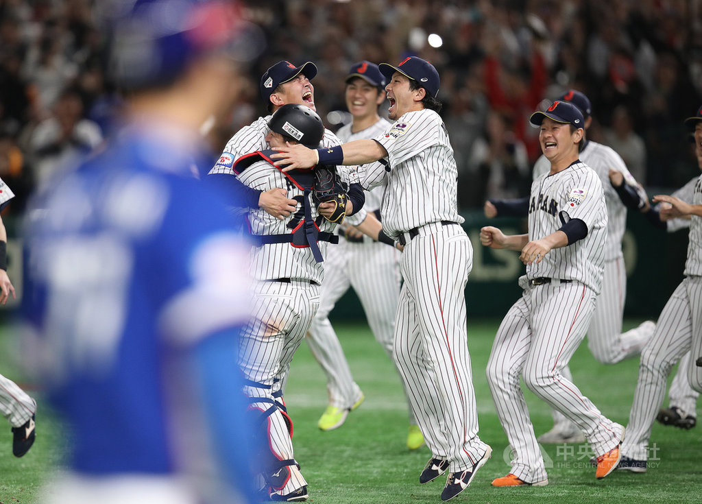2019第2屆世界12強棒球賽冠軍賽17日晚間在東京巨蛋開打,上演日韓大戰,日本隊最終以5比3逆轉擊退韓國,奪下冠軍,日本選手開心衝向場內慶祝,韓國選手落寞退場。中央社記者張新偉東京攝 108年11月17日