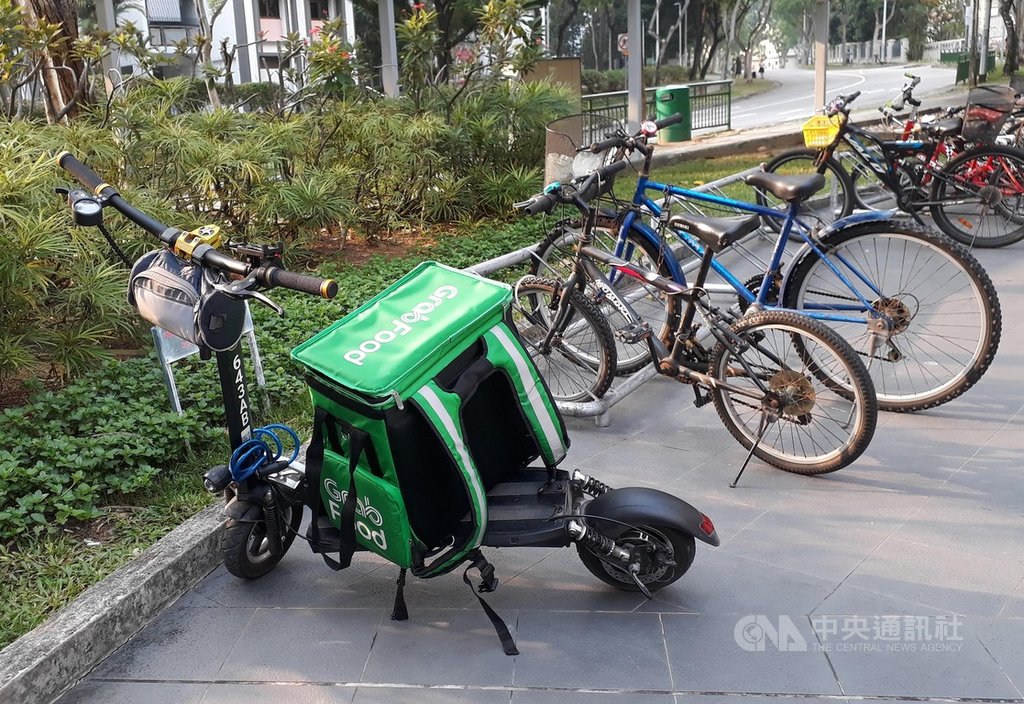 新加坡宣布禁止在人行道騎乘電動踏板車,這不僅讓接駁住家與地鐵站的市井小民措手不及,更連帶影響以載送食物為生計的快遞送餐員。中央社記者黃自強新加坡攝 108年11月17日