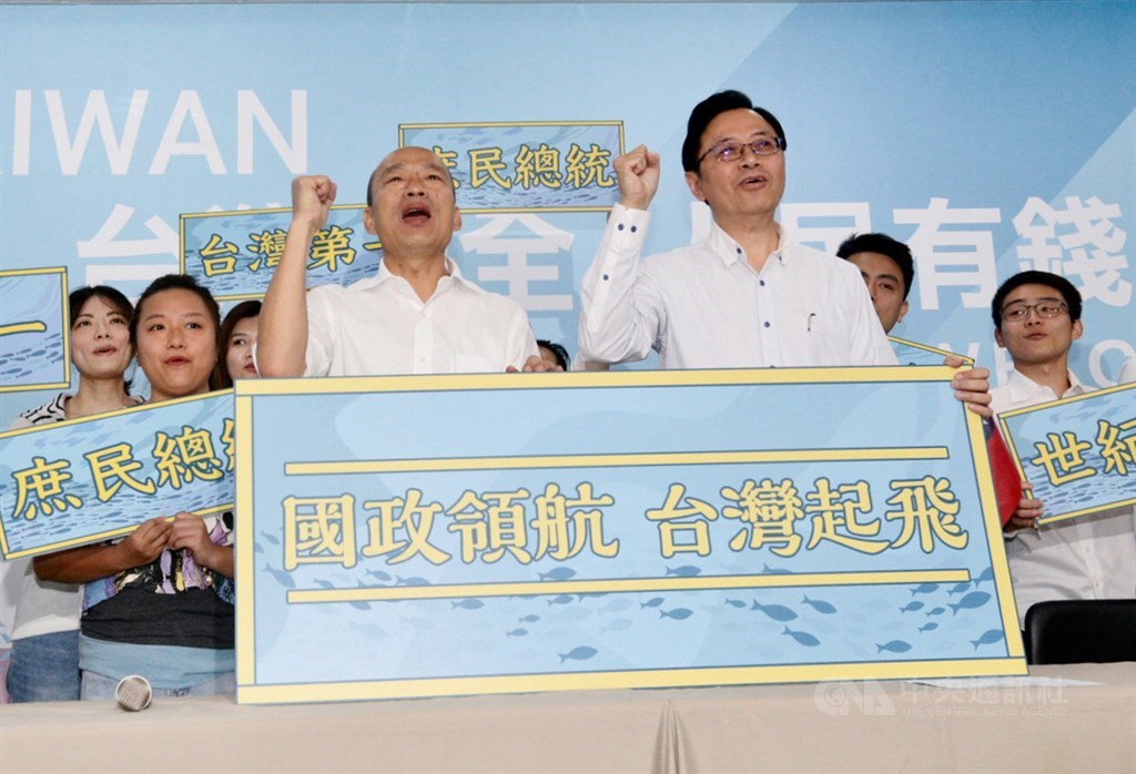 2020大選倒數,國民黨總統參選人韓國瑜(前左)11日在國民黨高雄市黨部正式宣布與前行政院長張善政(前右)搭檔參選,齊喊「國政領航、台灣起飛」。中央社記者董俊志攝 108年11月11日