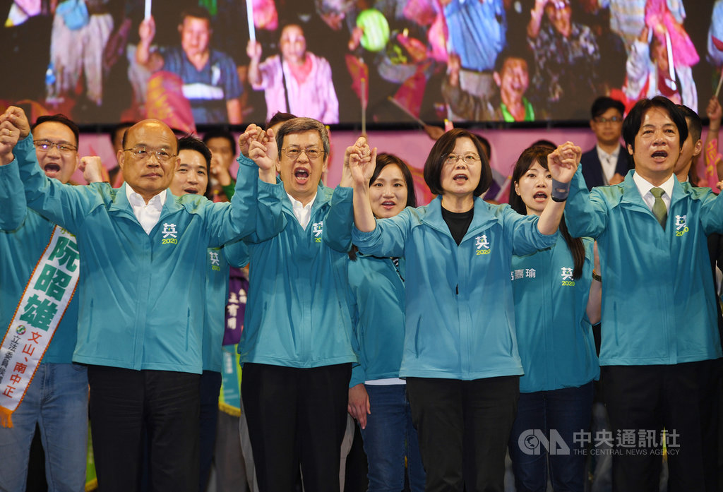 力拚連任的總統蔡英文(前右2)17日晚間與搭檔參選的賴清德(前右)、行政院長蘇貞昌(前左起)、副總統陳建仁等人,一起出席全國暨台北市競選總部成立大會,在台上攜手造勢。中央社記者施宗暉攝 108年11月17日