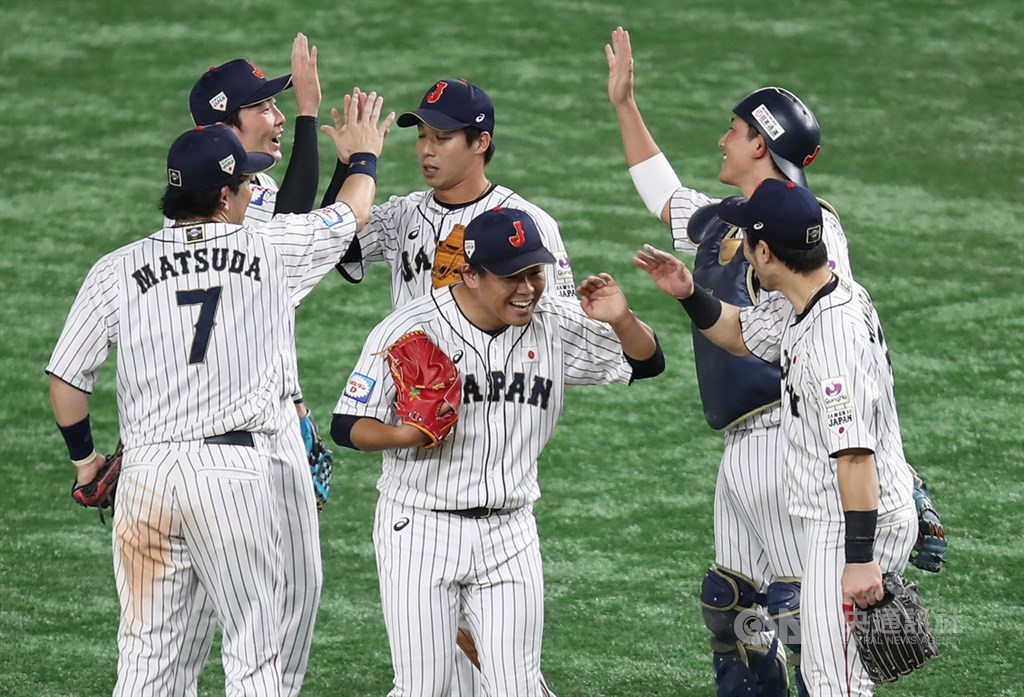 2019世界12強棒球錦標賽複賽最後一天,16日晚間日本(圖)、韓國兩隊提前碰頭,日本最終以10比8擊敗韓國奪勝,17日雙方將於冠亞軍戰再度交鋒。中央社記者張新偉東京攝 108年11月16日
