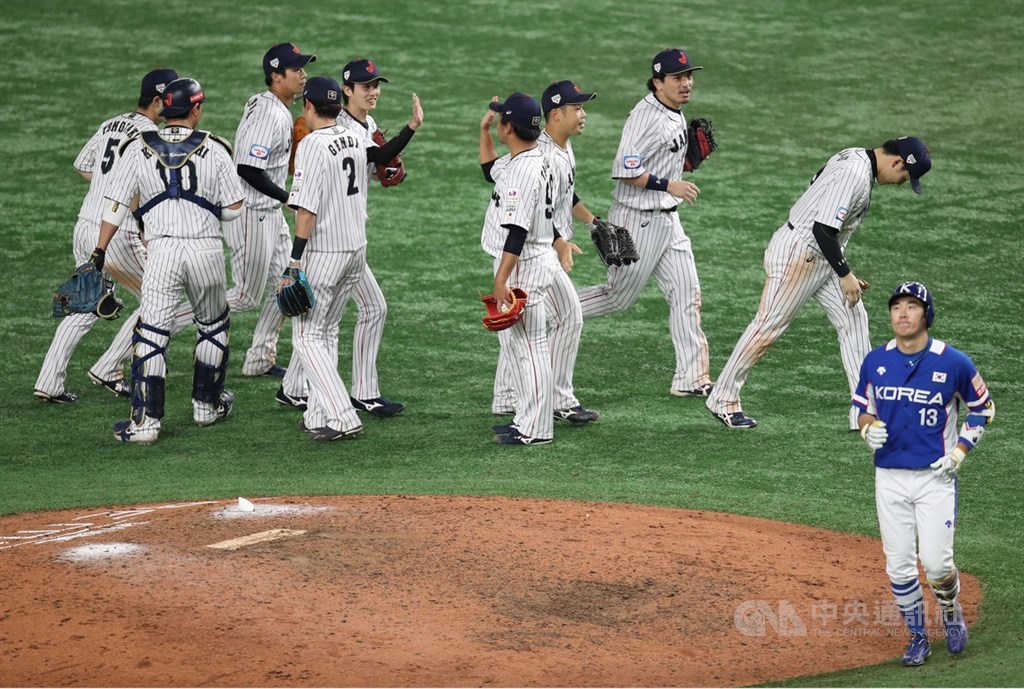 2019世界12強棒球錦標賽,確定挺進本屆冠軍戰的日本(白衣)、韓國(藍衣)兩隊16日在複賽最終戰提前碰頭,日本最終以10比8奪勝,賽後日本選手在場中擊掌致意。中央社記者張新偉東京攝 108年11月16日
