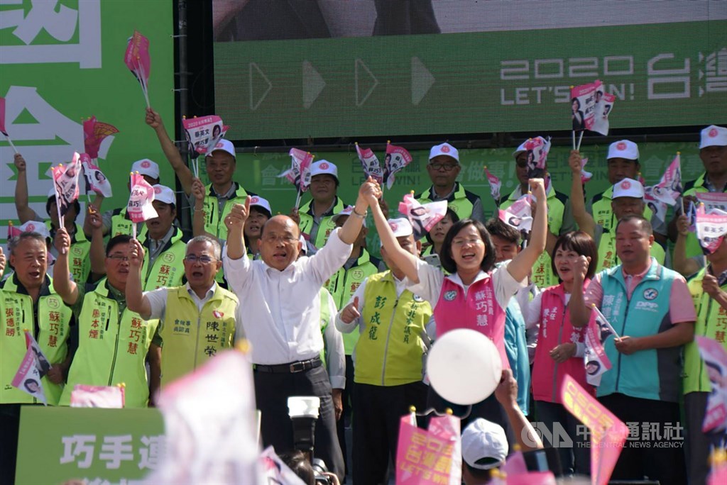 尋求連任的民進黨新北市立委蘇巧慧(前排右)17日在新北市育林國小舉行「蔡英文蘇巧慧樹林聯合競選總部」成立大會,邀請父親、行政院長蘇貞昌(前排左)到場力挺。中央社記者王揚宇攝 108年11月17日